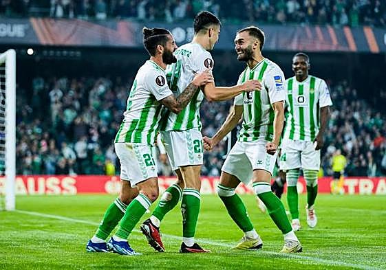 Los jugadores del Betis celebran el gol de Marc Roca.