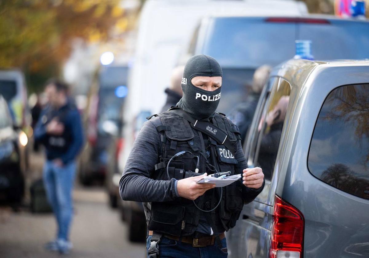 La policía custodia las afueras de una escuela en el distrito Blankenese de Hamburgo.