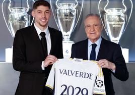 Fede Valverde posa junto a Florentino Pérez tras firmar su renovación.