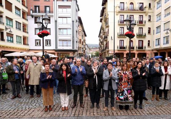 El alcalde de Zarautz, Xabier Txurruka, en una concentración en repulsa por el asesinato de Iván Illarramendi y su esposa.