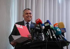El negociador del PSOE, su secretario de Organización Santos Cerdán, sonriente una vez firmado el pacto con Junts este jueves en Bruselas.