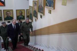 El presidente de Rusia, Vladímir Putin, durante su visita al centro de mando militar en Rostov del Don.