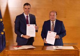 Pedro Sánchez y Andoni Ortuzar tras firmar el acuerdo de investidura