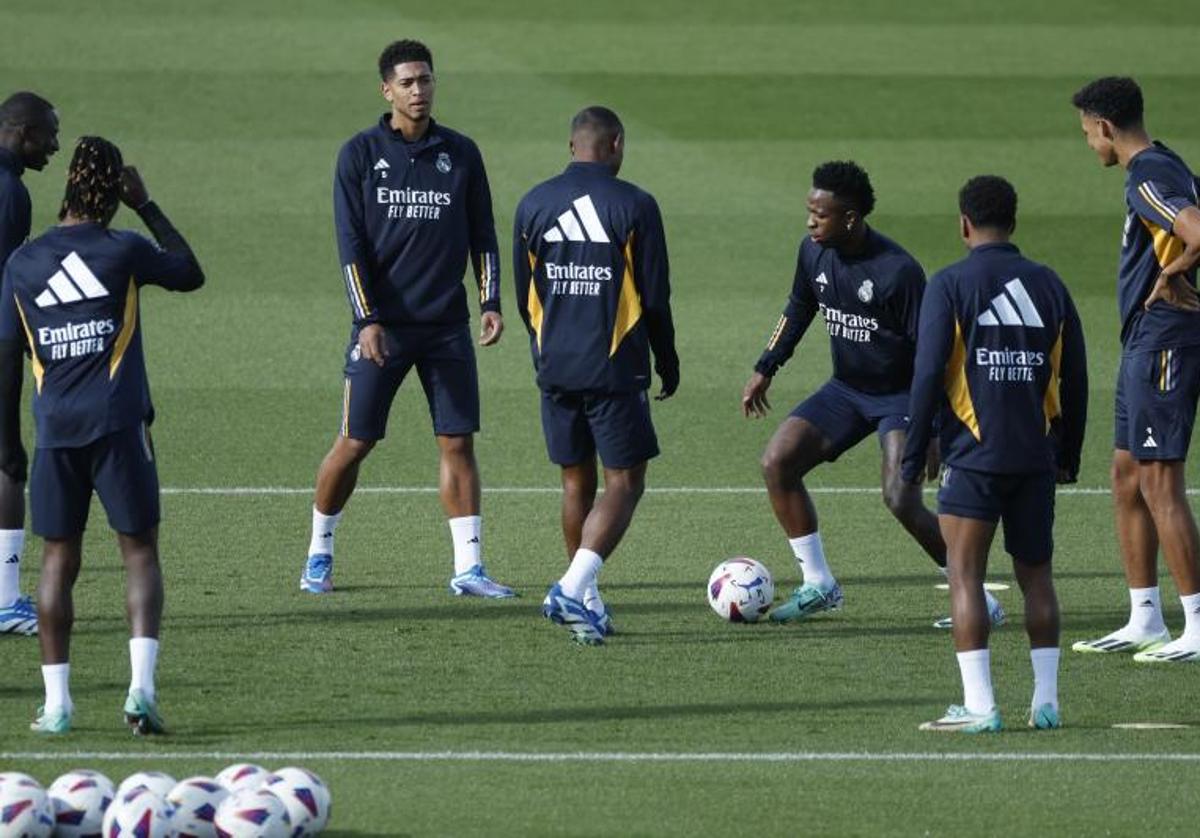 Vinicius mueve la pelota en el último entrenamiento del Real Madrid antes de medirse al Valencia.