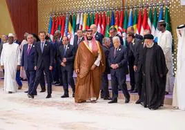 El príncipe saudí Bin Salman (en el centro), con el presidente de la Autoridad Nacional Palestina, Mahmud Abás, y el presidente iraní, Ebrahim Raisi, a la derecha.