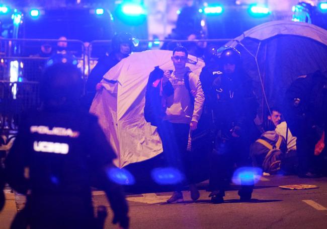 Acampada contra la amnistía este sábado en la Carrera de San Jerónimo, frente al Congreso