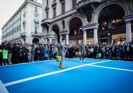 El español Carlos Alcaraz y el italiano Jannik Sinner participan en un evento promocional de la ATP ayer en Turín.