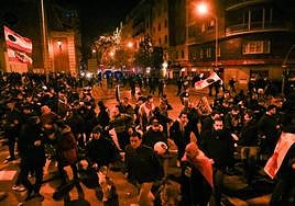Una de las cargas realizadas por la Policía este sábado en la madrileña calle Ferraz ante los incidentes provocados por un grupo de radicales.