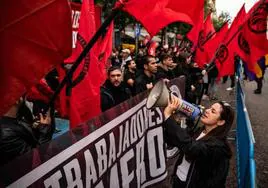 Imagen de este sábado de los manifestantes de Frente Obrero ante Ferraz.