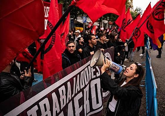 Imagen de este sábado de los manifestantes de Frente Obrero ante Ferraz.