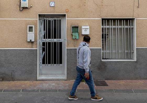 Fachada de la vivienda donde han fallecido un matrimonio junto a su hijo en el incendio de su vivienda este sábado.