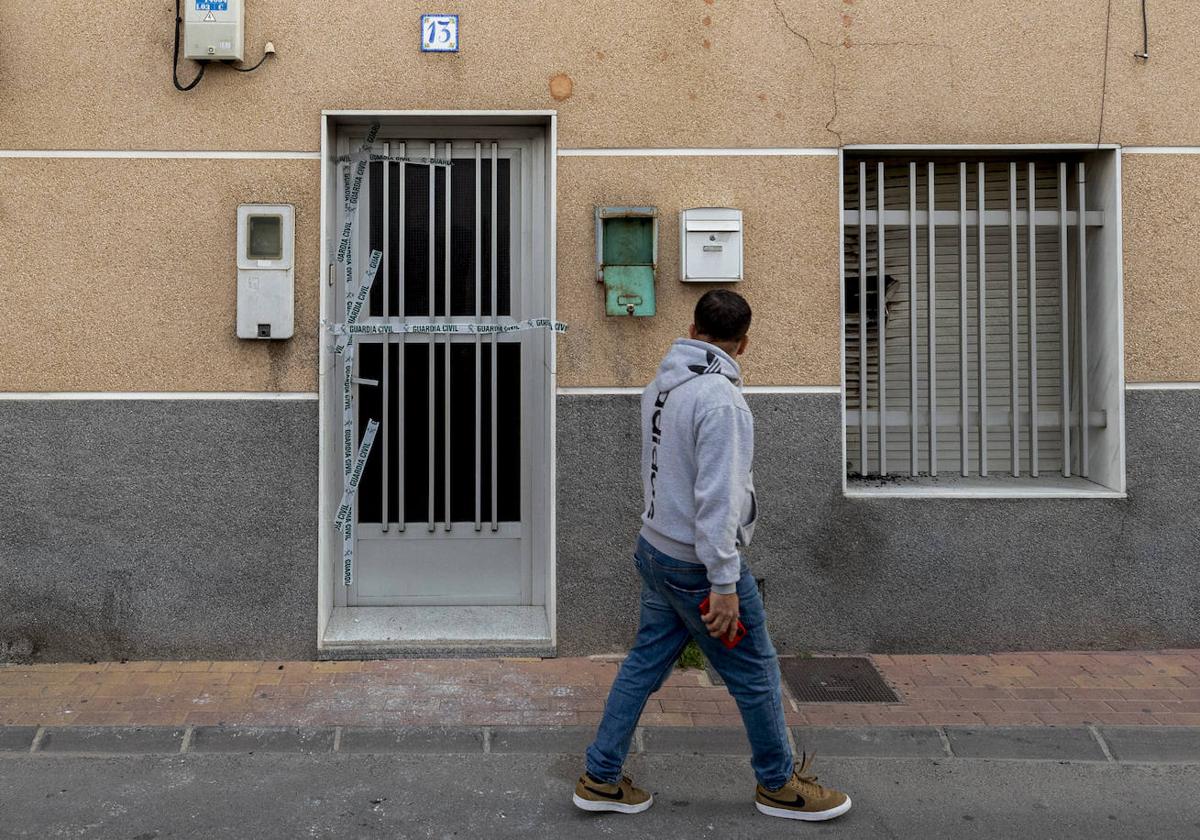 Fachada de la vivienda donde han fallecido un matrimonio junto a su hijo en el incendio de su vivienda este sábado.