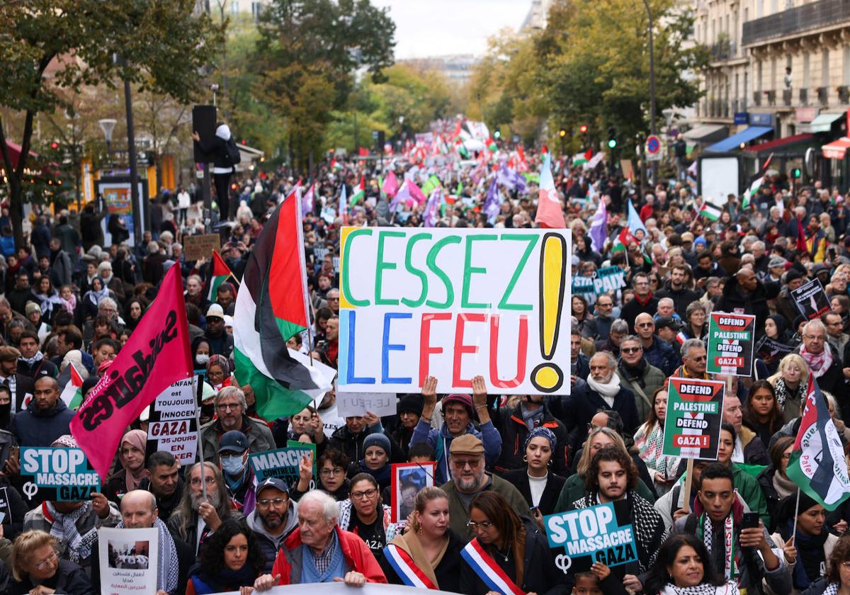 Una concentración ha recorrido este sábado las calles de París para pedir el alto el fuego en Gaza.