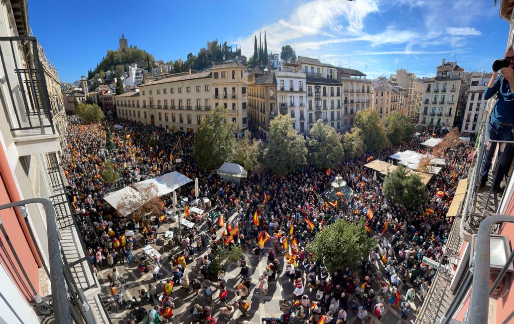 l PP llena el centro de Granada en protesta contra el acuerdo entre PSOE y Junts. En la tercera manifestación en la capital granadina lo que va de semana se han dado cita 33.000 personas.