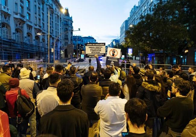 Manifestación de Junta Democrática frente al Congreso de los Diputados en Madrid