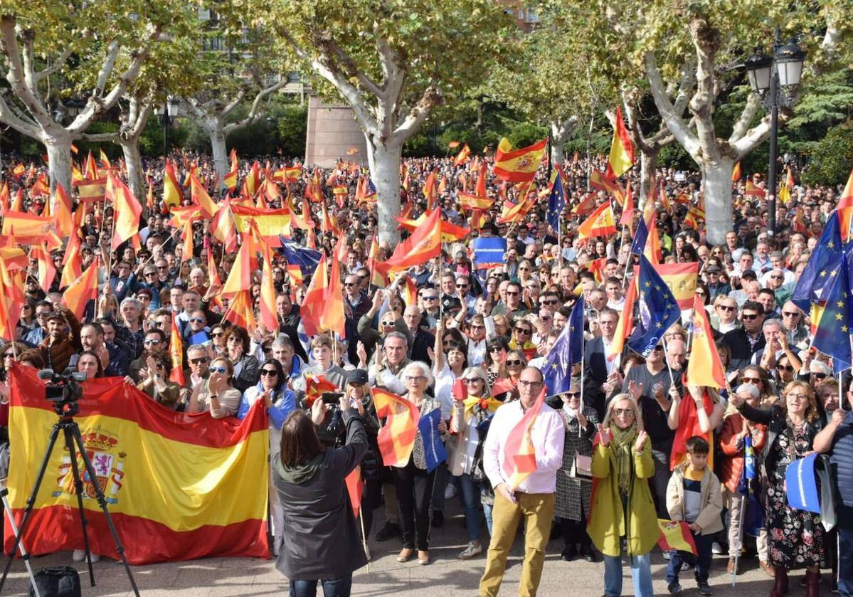 Miles de personas se suman a la convocatoria del PP en El Espolón logroñés.