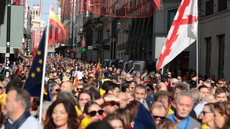 Decenas de manifestantes durante la manifestación contra la amnistía, en la Puerta del Sol.