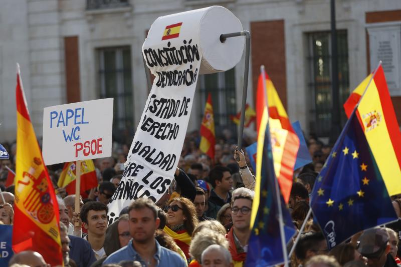 Varias personas asisten a la manifestación convocada por la derecha contra la amnistía a los independentistas catalanes.