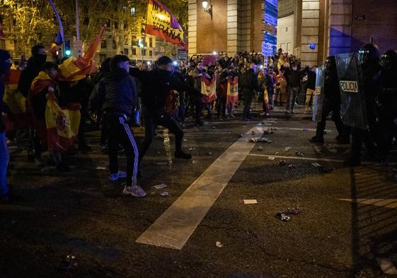 Varios manifestantes se enfrentan a los policías esta semana, durante una protesta contra la amnistía cerca de la sede del PSOE en Madrid.