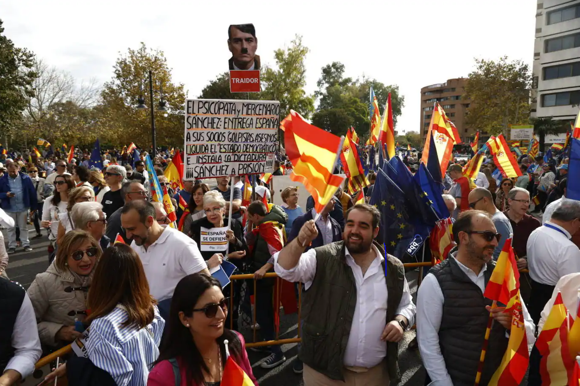 Carteles contra Pedro Sánchez en la manifestación contra la amnistía en Valencia.