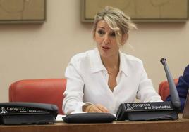 La líder de Sumar, Yolanda Díaz, durante la reunión con los diputados de su grupo este lunes en el Congreso.