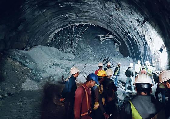 El acceso al túnel está taponado por montañas de escombros y barras de metal retorcidas entre los restos.