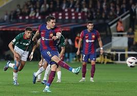 Robert Lewandowski marca de penalti su segundo gol al Alavés.