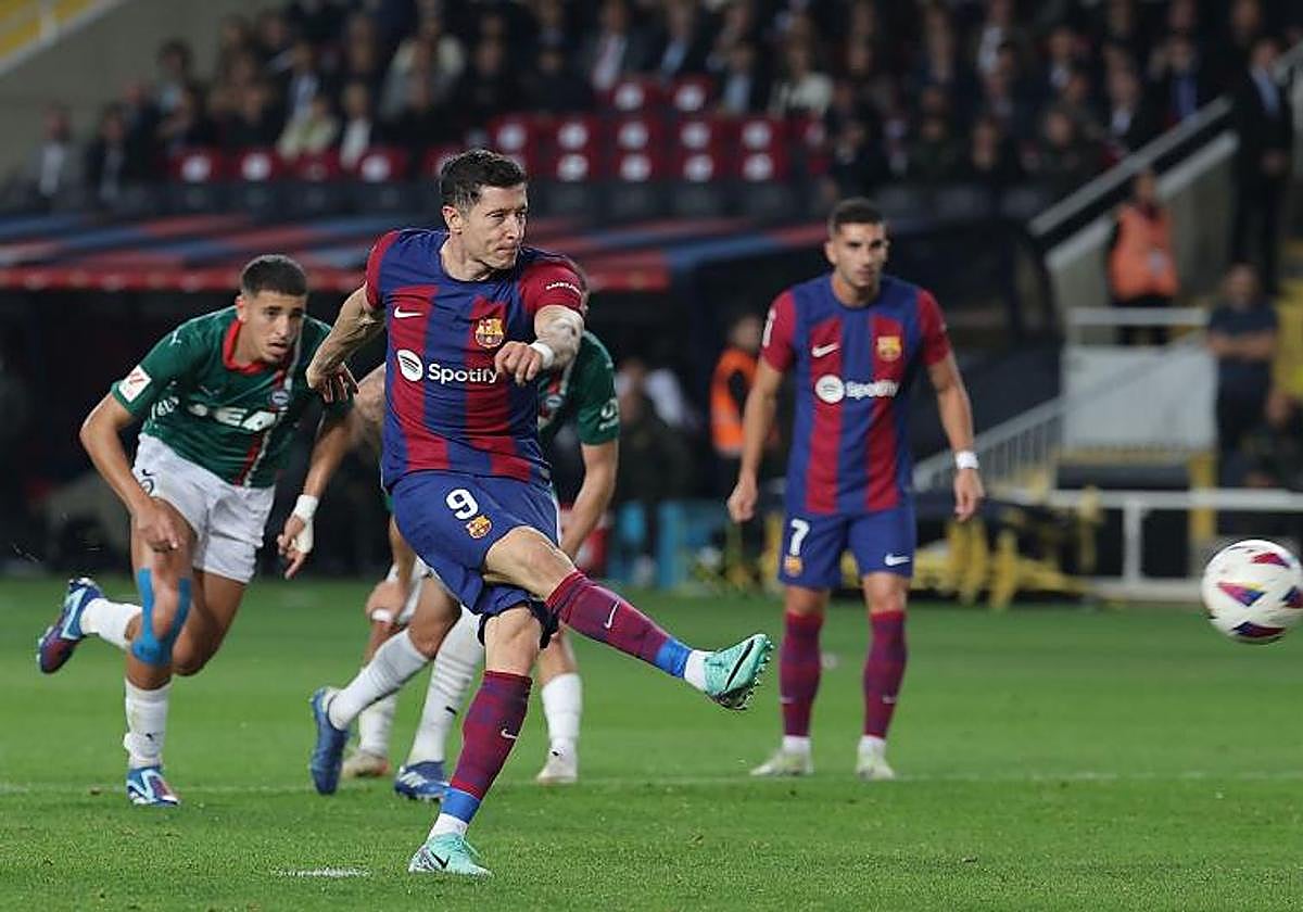 Robert Lewandowski marca de penalti su segundo gol al Alavés.