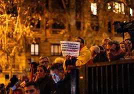 Imagen de la protesta de este lunes ante la sede del PSOE en Madrid contra la amnistia.