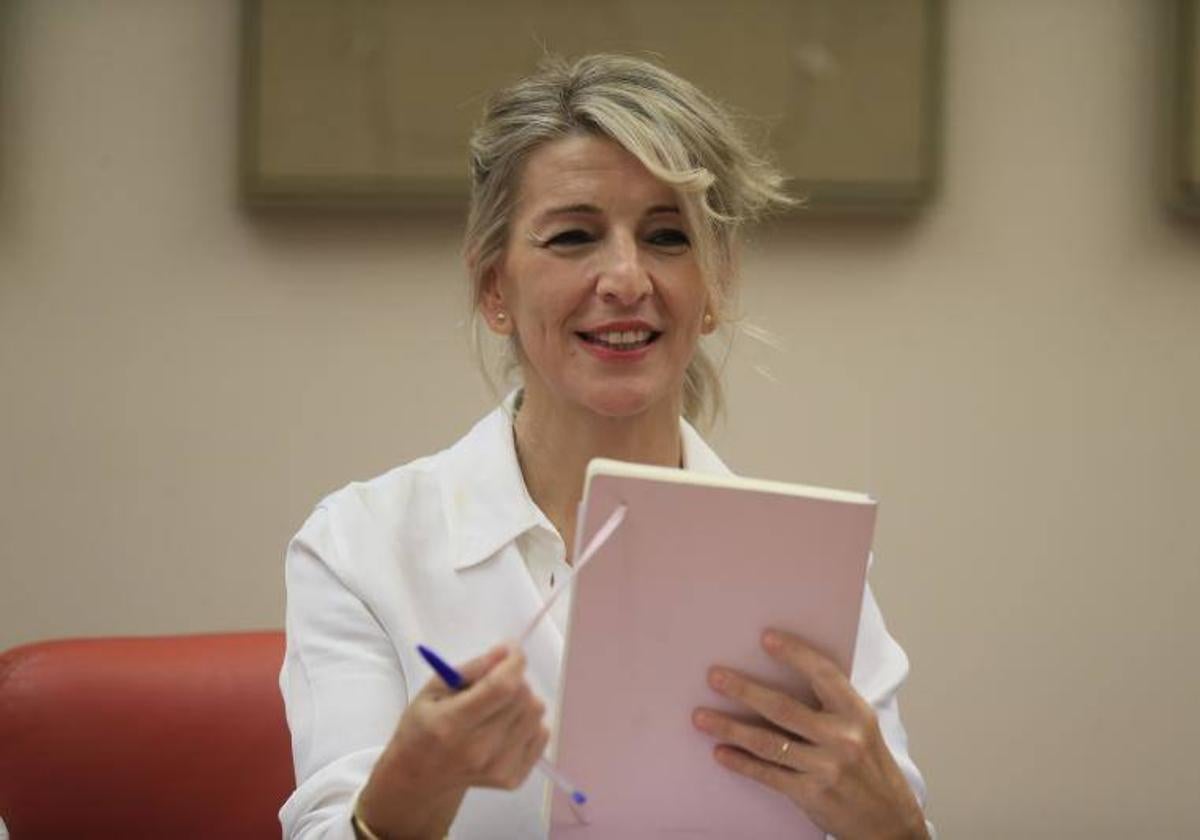 La líder de Sumar, Yolanda Díaz, durante la reunión este lunes en el congreso con los 31 diputados de su grupo.