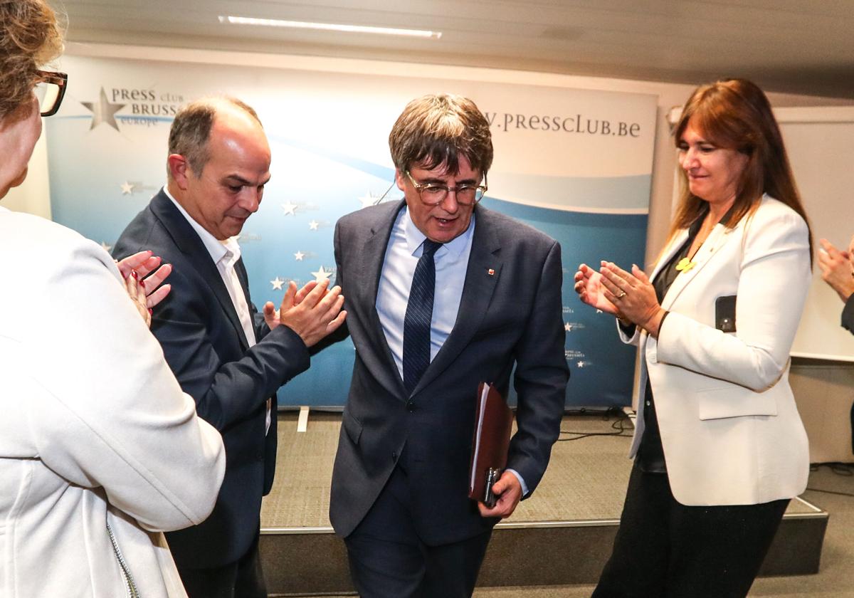 El secretario general de Junts per Catalunya, Jordi Turull, Carles Puigdemont, y Laura Borràs,