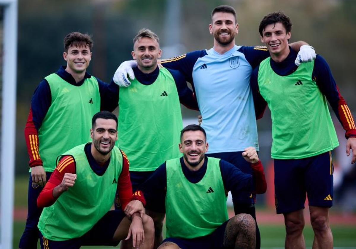 Riquelme, Merino, Aleix García, Joselu, Unai Simón y Le Normand posan en la Ciudad del Fútbol de Las Rozas.