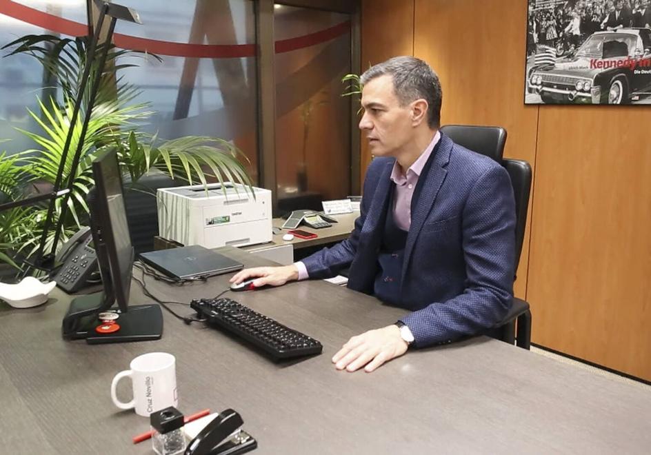 Sánchez emite su voto en la consulta.