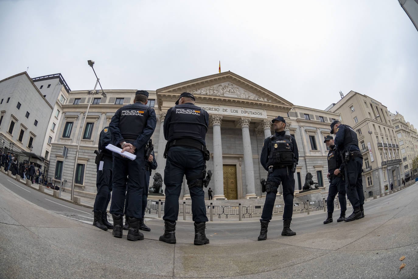 Policías desplegados en los alrededores del Congreso de los Diputados antes de la celebración del primer día del debate de investidura del líder del PSOE, Pedro Sánchez.