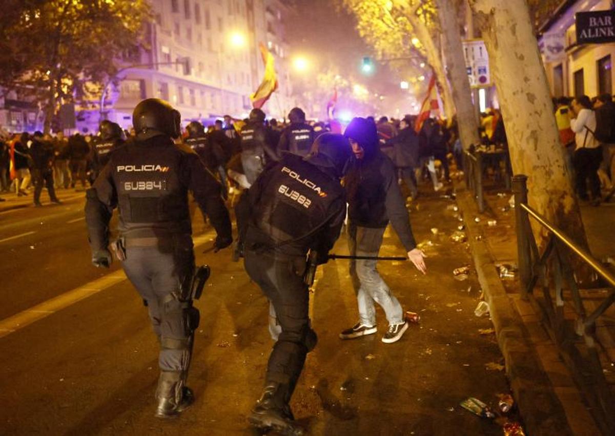 Imagen secundaria 1 - Varios momentos de los enfrentamientos este miércoles entre los agentes antidisturbios y los manifestantes en Ferraz.