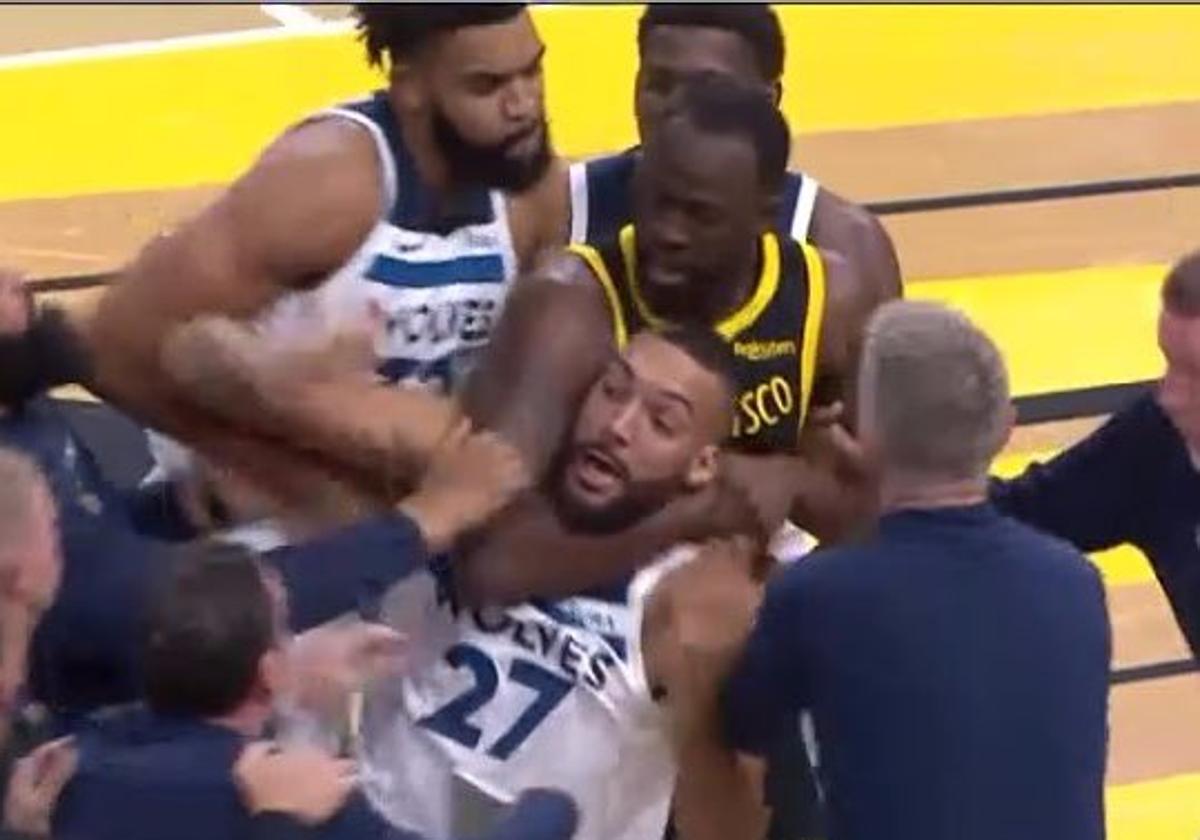 Draymond Green, expulsado por hacerle un 'mataleón' a Gobert en el inicio del Timberwolves-Warriors