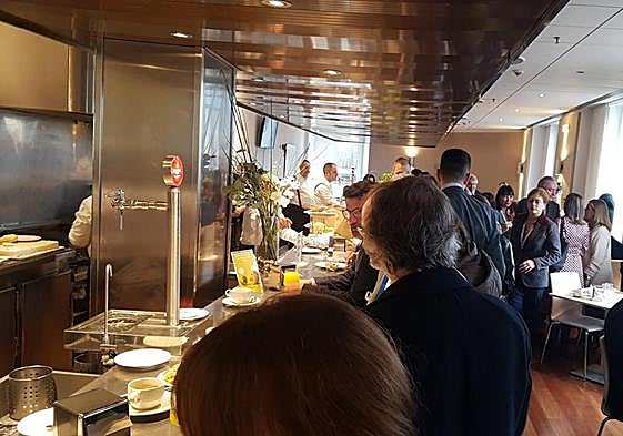 Feijóo con la hoja de su discurso que hace referencia al poema de Machado y el añadido, que no es del autor sevillano sino del cantante Ismael Serrano.