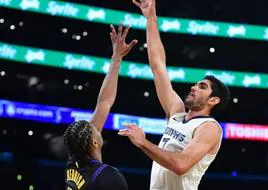 Los Lakers eclipsan la mejor marca anotadora de Santi Aldama
