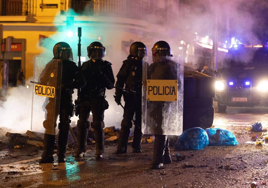 Policías de la UIP ante la sede de Ferraz.