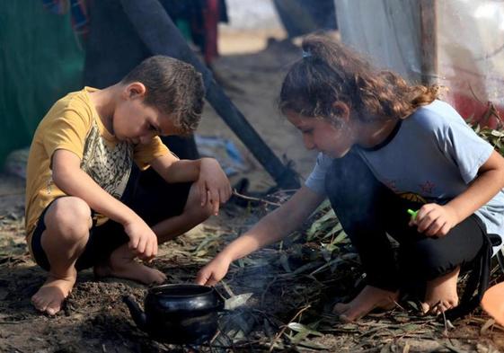 Niños palestinos, en un centro de refugiados en el sur de la Franja de Gaza.