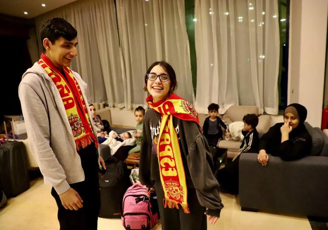 Algunos de los hispanopalestinos evacuados de Gaza llegaban a su hotel de El Cairo con bufandas de la selección española de fútbol.