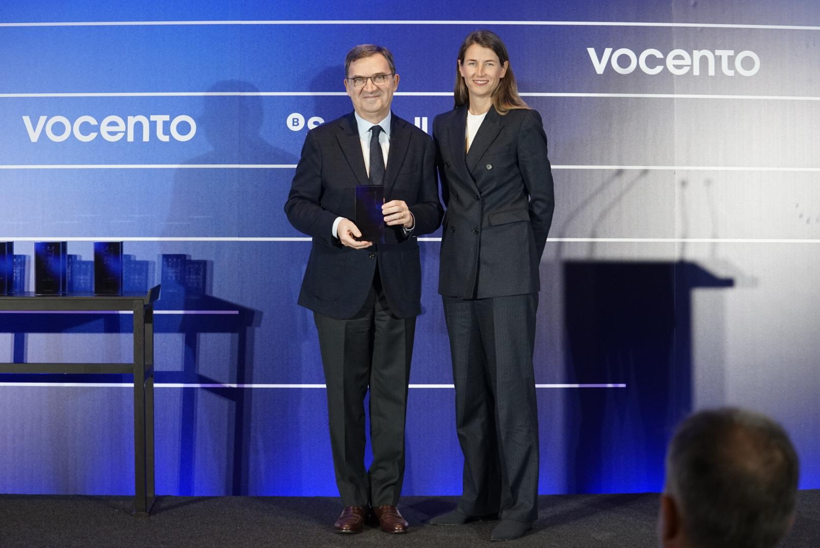 Ricard Casas, Director de Personas y Culturas de ISS recoge el Premio Empresarial Vocento a la Sostenibilidad Social de manos de Mariana Ramonell, Directora de Sostenibilidad de Vocento.