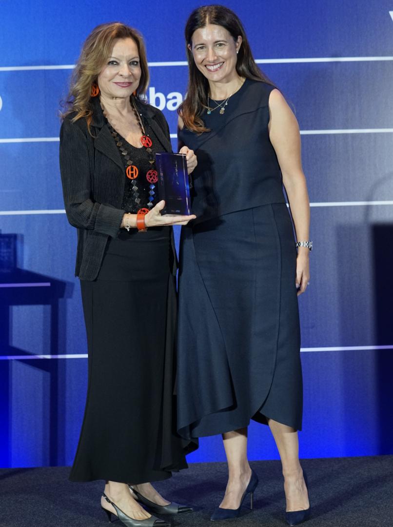 Cristina Forner, Presidenta de Marqués de Cáceres, recoge el Premio Empresarial Vocento a la Expansión Internacional de manos de Samary Fernández, Directora General del Área de Lujo, Estilo de Vida y Revistas de Vocento.