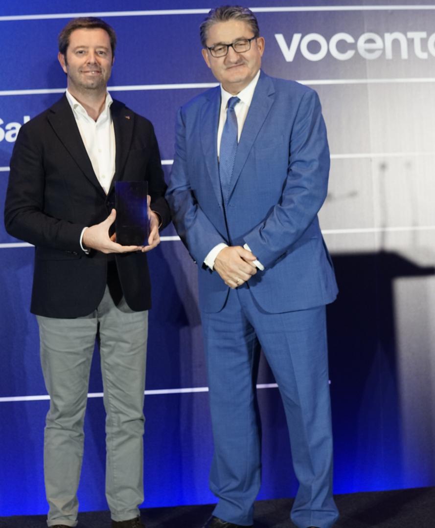 Víctor Sarasola, Director Comercial de Cupra España, recoge el Premio Empresarial Vocento al Posicionamiento de Marca de manos de Óscar Campillo, director de Relevo.