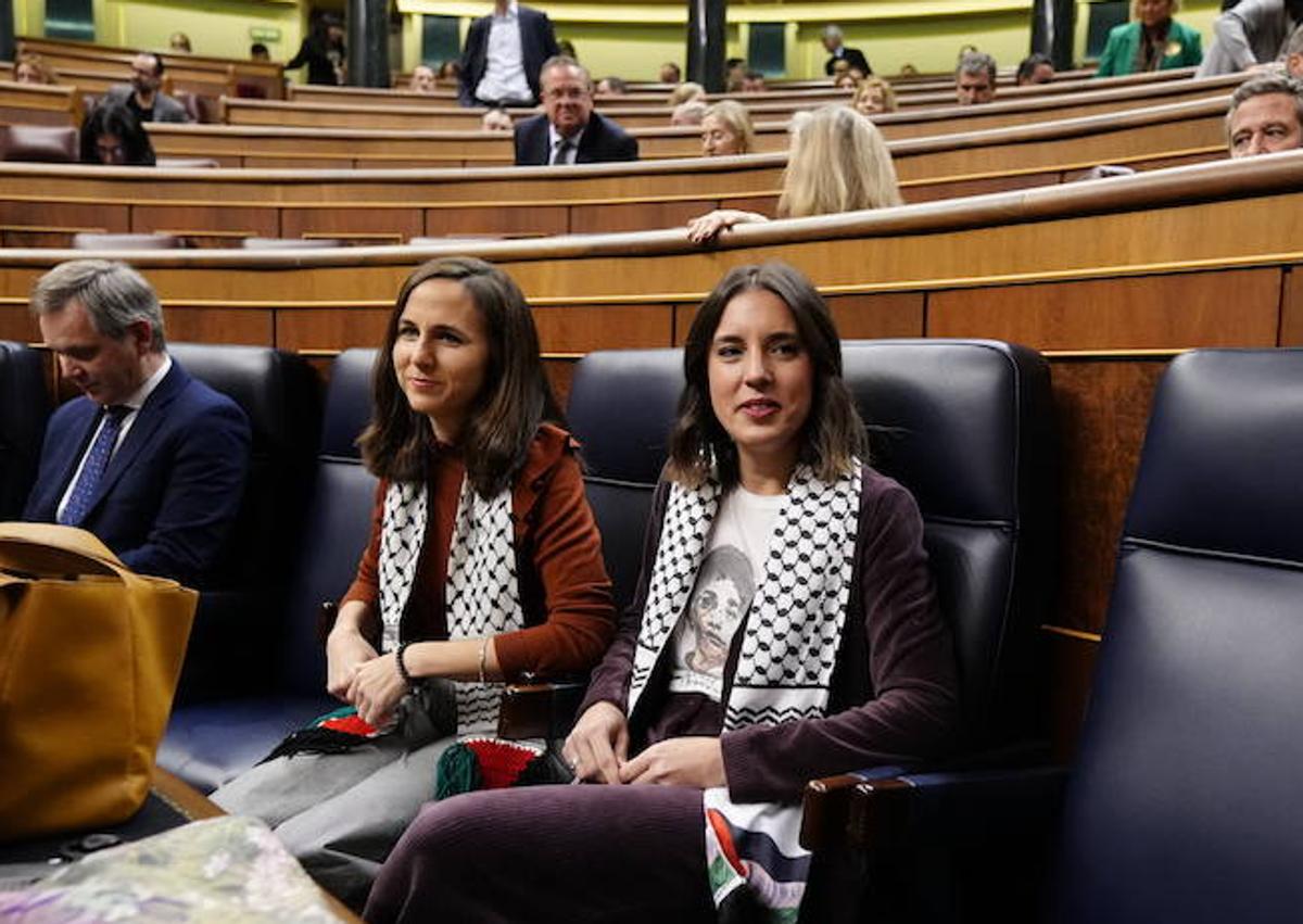 Imagen secundaria 1 - Ministros del Gobierno se hacen un selfie. Ione Belarra e Irene Montero en sus escaños. Aitor Esteban en el estrado