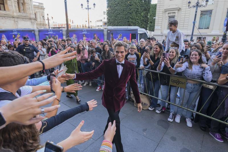 Carlos Baute se ha dado un baño de masas a su llegada a la alfombra roja. 