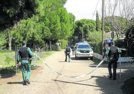 La Guardia Civil acordona el acceso a la calle Dos de la urbanización El Romeral durante el registro del chalé familiar de Óscar S. en abril de 2022.