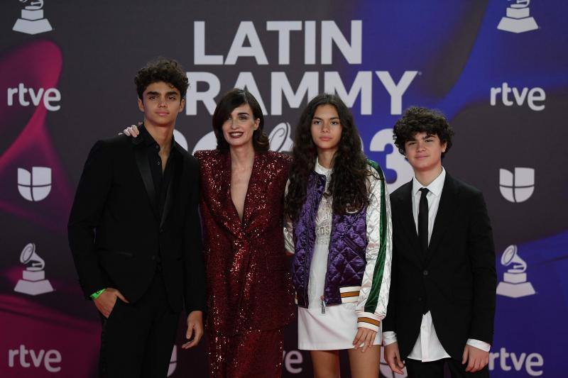 La actriz Paz Vega, una de las presentadoras de la gala, junto a sus tres hijos en la alfombra roja. 