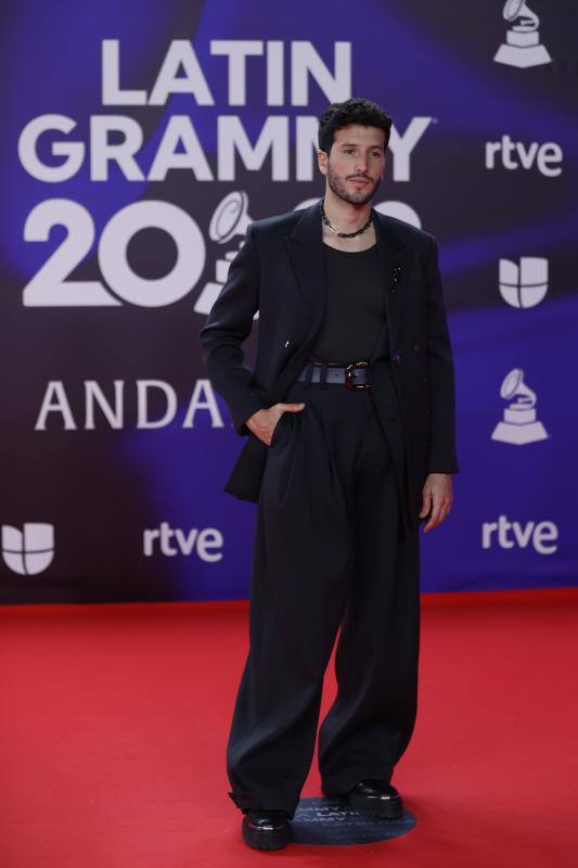 El cantante Sebastian Yatra ha sido uno de los conductores de la gala de los Grammy Latinos, en la que también ha actuado. Eso sí, ni rastro de Aitana. 