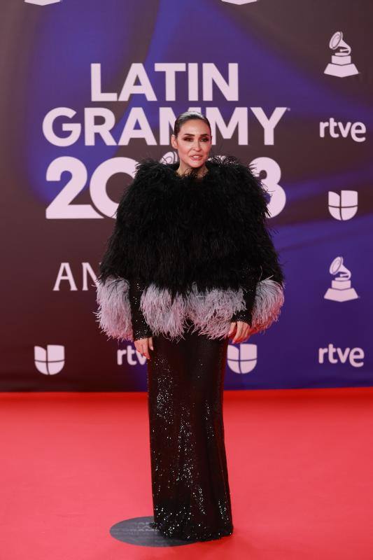 Vicky Martñin Berrocal, maravillosa cubierta de plumas, no se ha querido perder la fiesta de la música. 